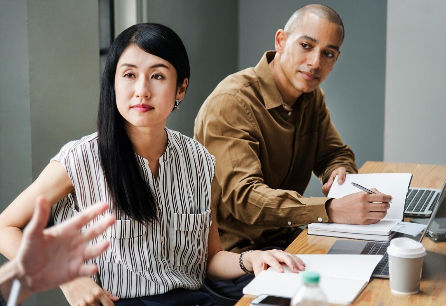 Grupo de personas participando en una sesión de aprendizaje colaborativo sobre finanzas